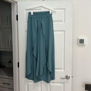 Halara pants women’s size M flowing pants.